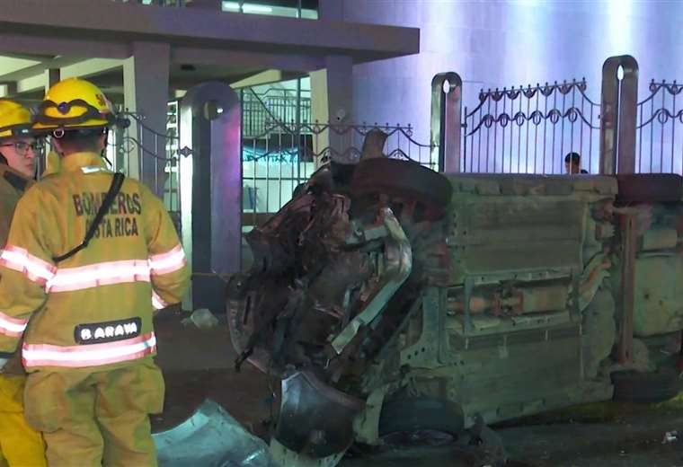 Carro chocó aparatosamente contra poste del tendido eléctrico en San