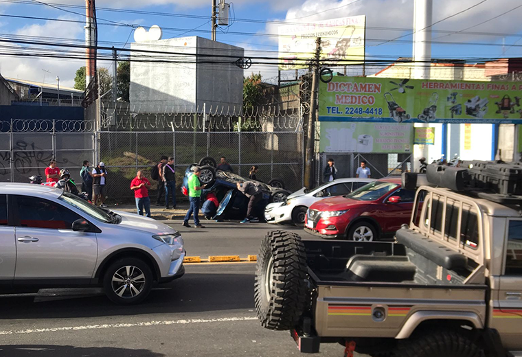 Mujer Est Grave Tras Choque Y Vuelco De Carro En La Uruca Teletica