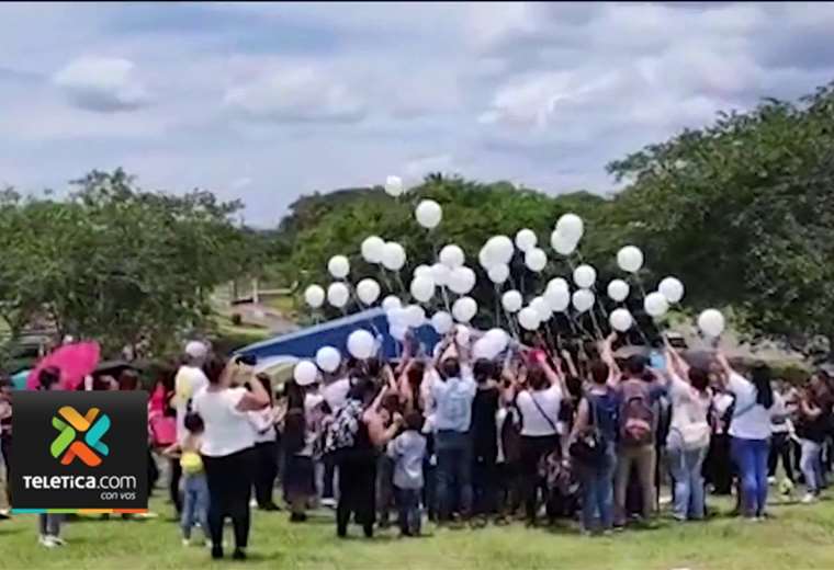 Con caravana y globos dan último adiós a niño de 2 años atacado por