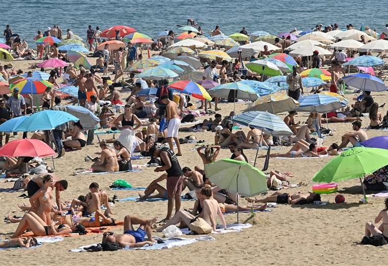 El mar alcanza temperatura récord en una España agobiada por el calor