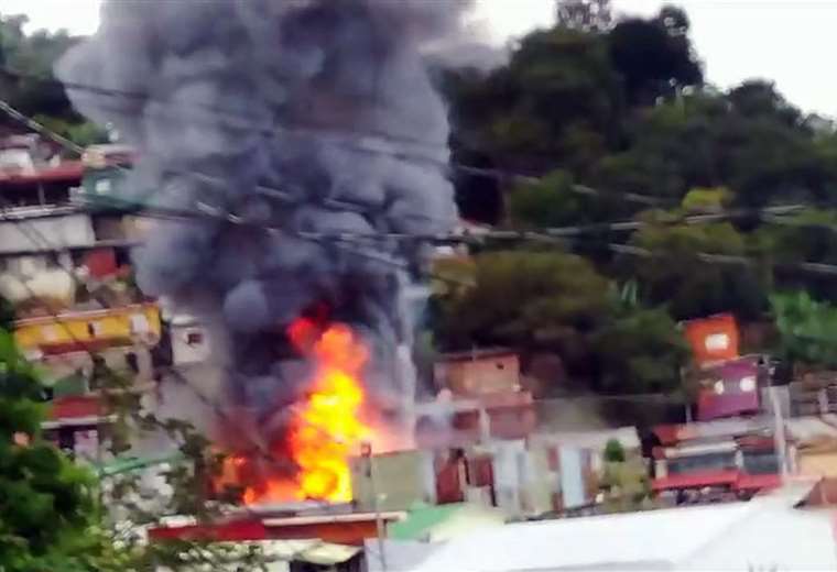 Video Incendio Consume Tres Casas De Madera En Tirrases Teletica