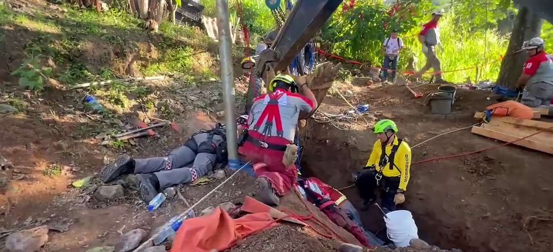 Video Cruzrojistas Bajan Por Pozo Para Extraer A Hombre Atrapado