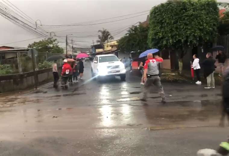 Video Cruzrojistas Obligados A Evacuar Personas Que Estaban Observando