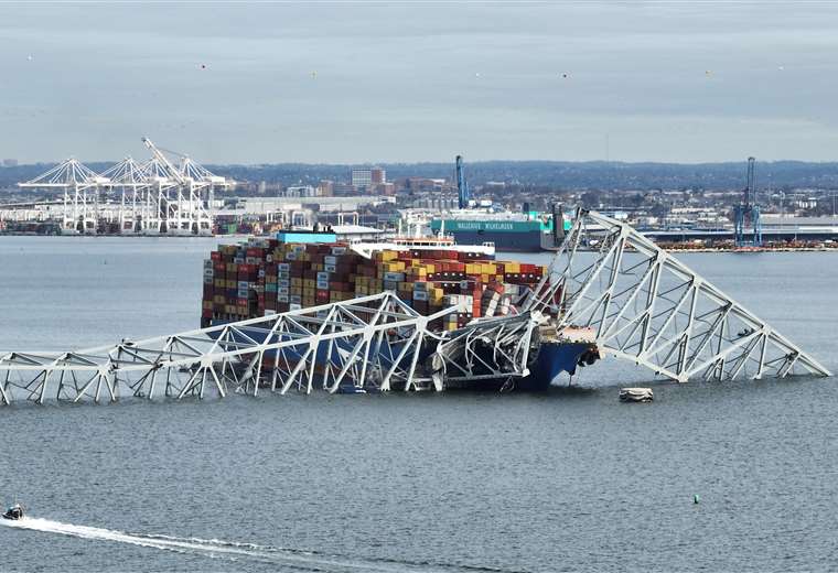 Barco que chocó contra puente de Baltimore tenía problema eléctrico