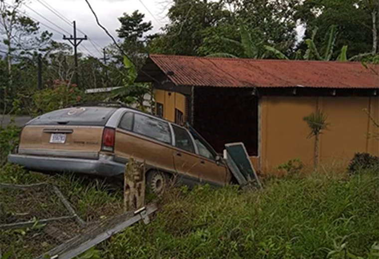 Carro F Nebre Que Trasladaba Ata D Se Queda Sin Frenos Y Choca Contra