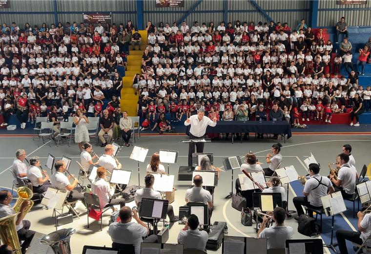 Frente a cientos de estudiantes Banda de San José rinde homenaje a