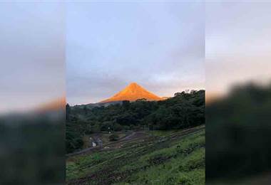 Así lució el volcán Arenal la tarde de este miércoles