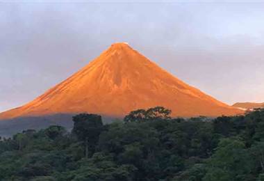 Así lució el volcán Arenal la tarde de este miércoles