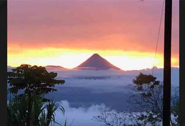 Cerros y volcanes de la Zona Norte se tiñeron de anaranjado