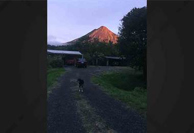 Cerros y volcanes de la Zona Norte se tiñeron de anaranjado