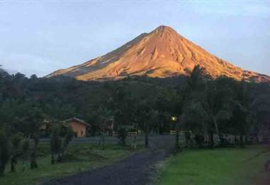 Cerros y volcanes de la Zona Norte se tiñeron de anaranjado