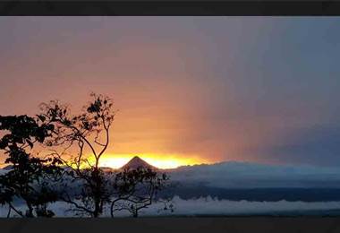 Cerros y volcanes de la Zona Norte se tiñeron de anaranjado