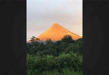 Cerros y volcanes de la Zona Norte se tiñeron de anaranjado