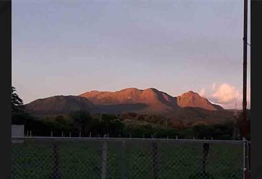 Cerros y volcanes de la Zona Norte se tiñeron de anaranjado