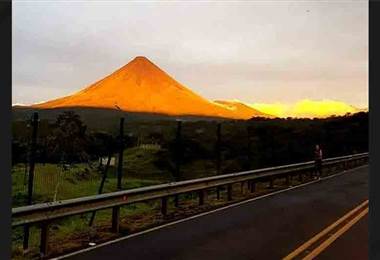 Cerros y volcanes de la Zona Norte se tiñeron de anaranjado