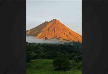 Cerros y volcanes de la Zona Norte se tiñeron de anaranjado