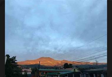 Cerros y volcanes de la Zona Norte se tiñeron de anaranjado