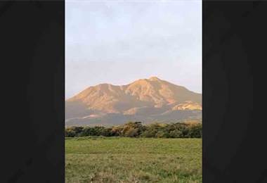 Cerros y volcanes de la Zona Norte se tiñeron de anaranjado