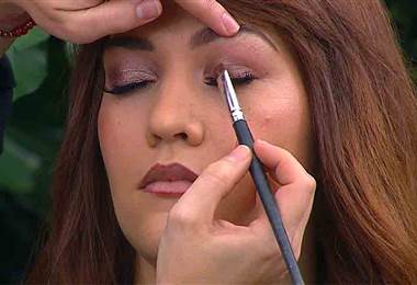 Regresó la tendencia del maquillaje nacarado para ojos y labios y acá lo puede aprender 