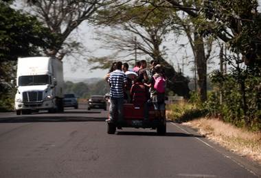 Caravana centroamericana empieza a entrar a M xico de manera