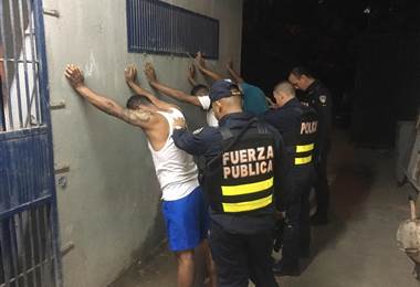 Fuerza Pública detiene a tres timadores extranjeros en Quepos