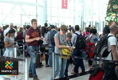 Migración refuerza personal en el aeropuerto Juan Santamaría para reducir tiempos de espera
