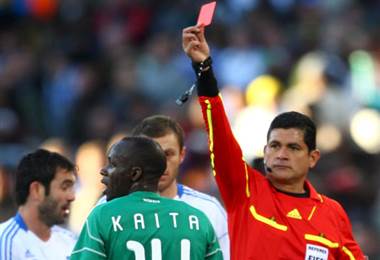 Exárbitros de fútbol colombiano señalan a Óscar Julián Ruiz de acoso sexual
