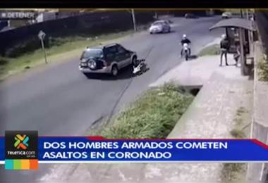 Motociclistas asaltaron a joven que esperaba el autobús en Coronado
