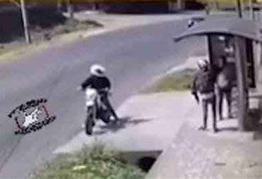 Motociclistas asaltaron a joven que esperaba el autobús en Coronado