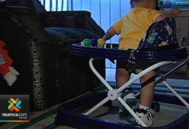 Aunque están prohibidas en el país muchos padres siguen usando las andaderas para niños