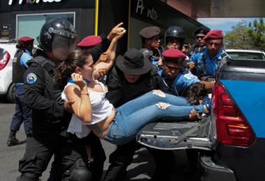 Policía de Nicaragua detiene a una protestante durante los actos de este sábado.|AFP