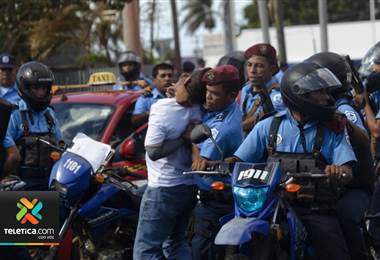 Policía ataca a manifestantes y periodistas para imped