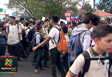 Estudiantes del Liceo Napoleón Quesada en Guadalupe se manifiestan en las calles