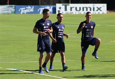 Ian Smith (primero a la izquierda) lucha por un puesto en la lateral de la Selección Nacional.|Fernando Araya
