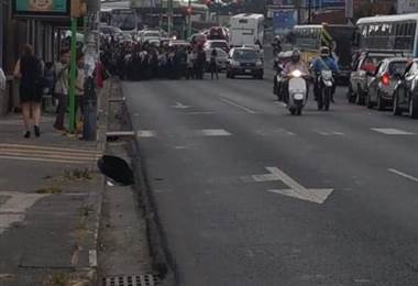 Estudiantes del Napoleón Quesada realizan manifestación por malas condiciones del centro educativo