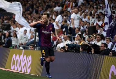 Ivan Rakitic del Barcelona celebra su anotación en el Santiago Bernabéu.|AFP