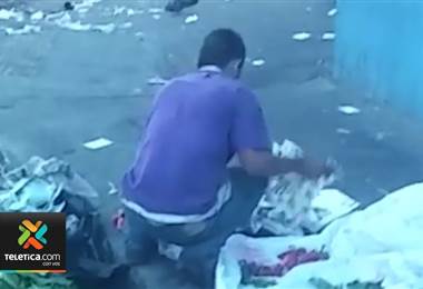 Policías municipales advierten que muchos alimentos vendidos en la calle son sacados de la basura