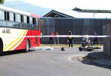 Motociclista fallecido al chocar con autobús 