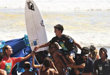 Leo Calvo se inauguró en el Open del Circuito Nacional de Surf