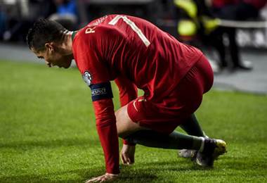 Cristiano Ronaldo sustituido por lesión con Portugal a dos semanas de la 'Champions'