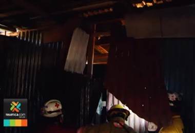Equipos de rescate liberaron a tres personas atrapadas en casa tras caída de árbol en Lomas del Río