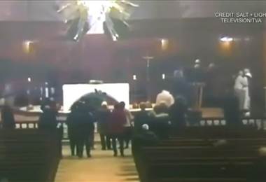Apuñalan a sacerdote en misa transmitida en vivo en Canadá