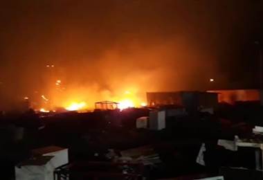 Feroz incendio consume plantel de contenedores en Puntarenas