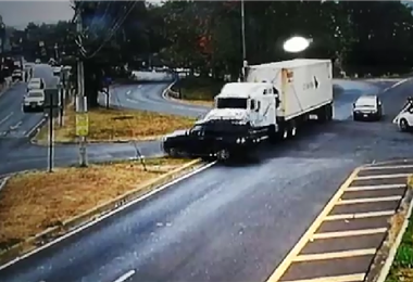 Video captó choque entre tráiler y un auto en las inmediaciones del cruce de La Galera