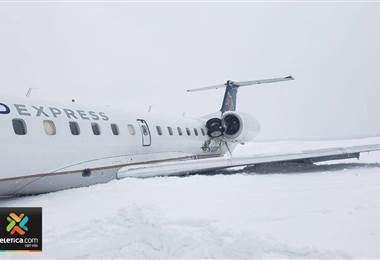 Aeronave con 31 personas a bordo se despista y pierde el tren de aterrizaje en New Jersey, EE.UU.