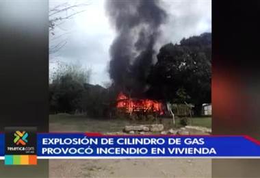 Explosión de cilindro de gas provocó incendio que consumió vivienda en Puerto Jiménez