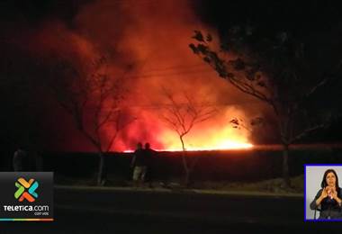 Incendio en un charral afectó a los vecinos de un barrio en Santa Cruz de Guanacaste