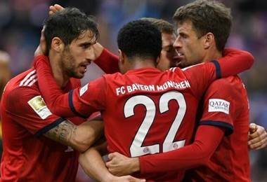 Bayern golea 6-0 al Wolfsburgo y arrebata el liderato al Dortmund