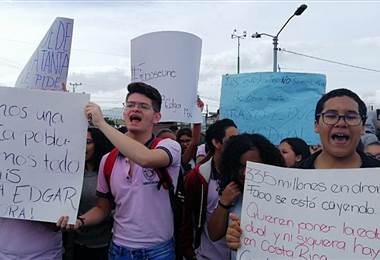 Estudiantes del Liceo Rodrigo Facio llegan a Casa Presidencial