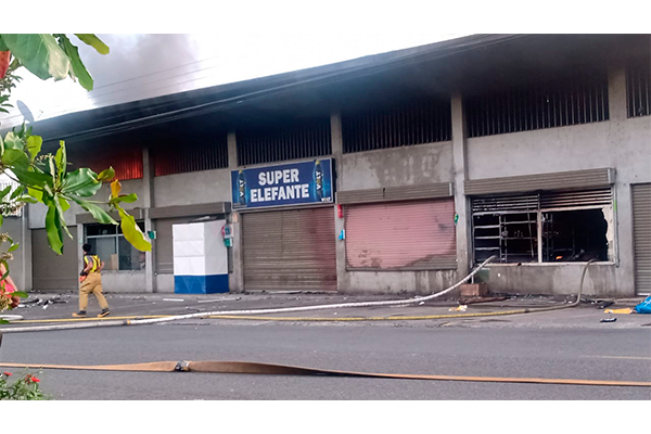 Incendio consume supermercado en Orosi